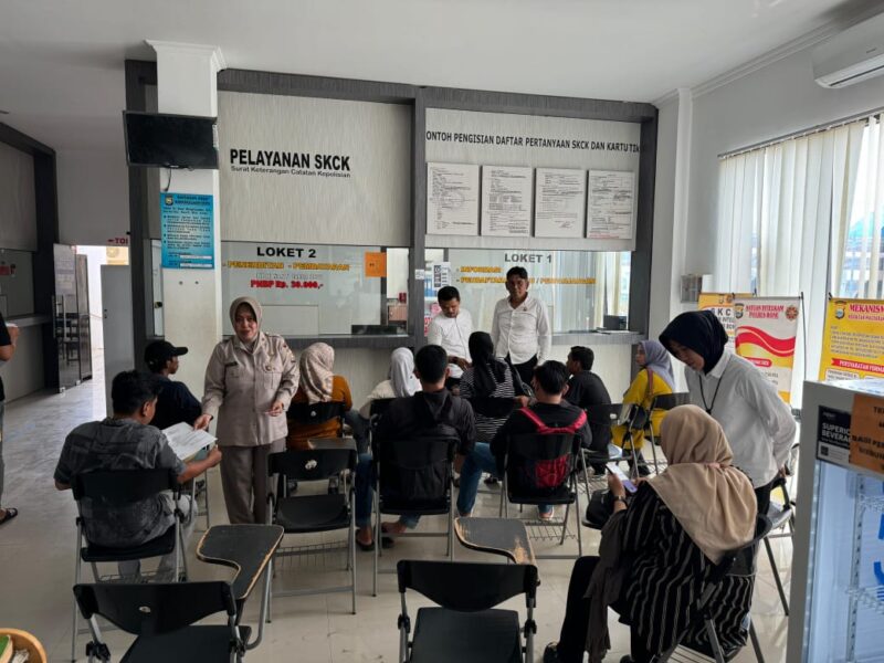 Personel Yanmin Sat Intelkam Polres Bone memandu masyarakat dalam pengisian SKCK online. (ist)