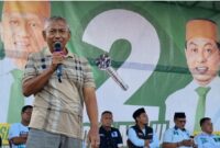 Tokoh masyarakat, Idris, saat mengajak masyarakat Ulaweng untuk memilih Paslon Tegak Lurus. (ist)