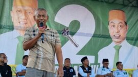 Tokoh masyarakat, Idris, saat mengajak masyarakat Ulaweng untuk memilih Paslon Tegak Lurus. (ist)