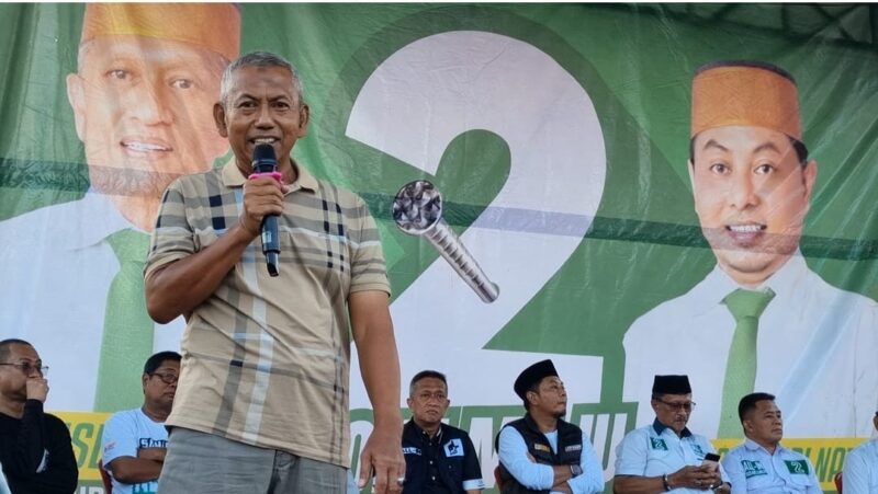 Tokoh masyarakat, Idris, saat mengajak masyarakat Ulaweng untuk memilih Paslon Tegak Lurus. (ist)