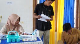 Jajaran Bawaslu Bone mengawasi ketat jalannya PSU di TPS 1 Desa Mario, Kecamatan Mare, Senin (2/12). (ist)