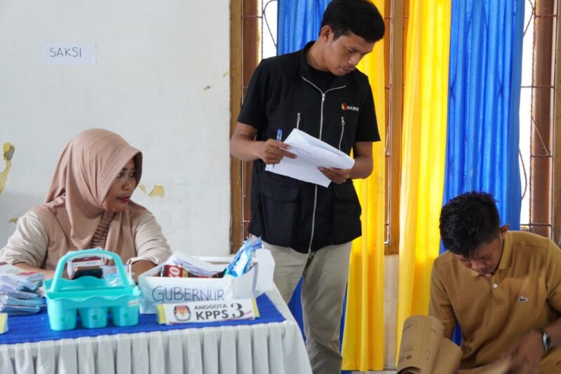 Jajaran Bawaslu Bone mengawasi ketat jalannya PSU di TPS 1 Desa Mario, Kecamatan Mare, Senin (2/12). (ist)