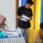 Jajaran Bawaslu Bone mengawasi ketat jalannya PSU di TPS 1 Desa Mario, Kecamatan Mare, Senin (2/12). (ist)