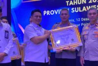 Wakapolres Bone, Kompol Antonius Tutleta menerima penghargaan dari Ombudsman RI Perwakilan Sulsel, Makassar, Kamis (12/12). (ist)