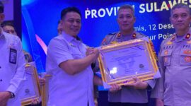 Wakapolres Bone, Kompol Antonius Tutleta menerima penghargaan dari Ombudsman RI Perwakilan Sulsel, Makassar, Kamis (12/12). (ist)