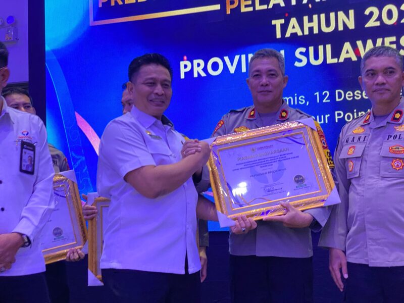 Wakapolres Bone, Kompol Antonius Tutleta menerima penghargaan dari Ombudsman RI Perwakilan Sulsel, Makassar, Kamis (12/12). (ist)