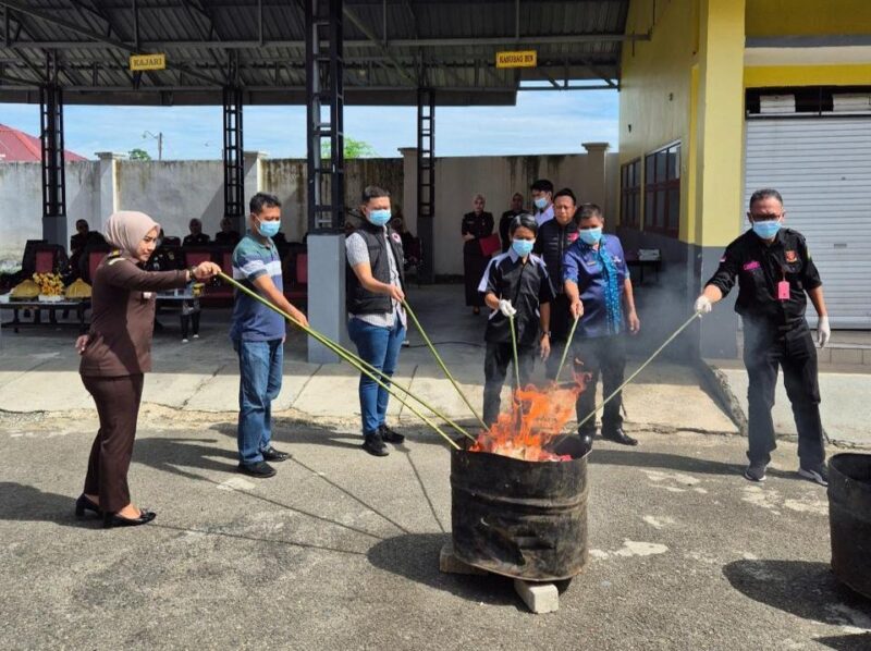 Proses pemusnahan barang bukti di halaman kantor Kejari Bone, Selasa (17/12). (ist)