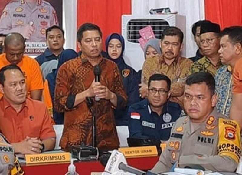 Rektor UIN Alauddin Makassar saat menghadiri konferensi pers pengungkapan kasus uang palsu di Polres Gowa, Kamis (19/12). (int)