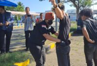 Petugas dari BNNK Bone memeriksa saku penumpang di Pelabuhan Bajoe, Jumat (27/12). (DIKSIKU/Idhul)