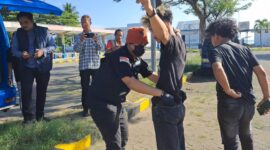 Petugas dari BNNK Bone memeriksa saku penumpang di Pelabuhan Bajoe, Jumat (27/12). (DIKSIKU/Idhul)