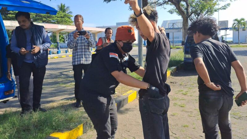 Petugas dari BNNK Bone memeriksa saku penumpang di Pelabuhan Bajoe, Jumat (27/12). (DIKSIKU/Idhul)