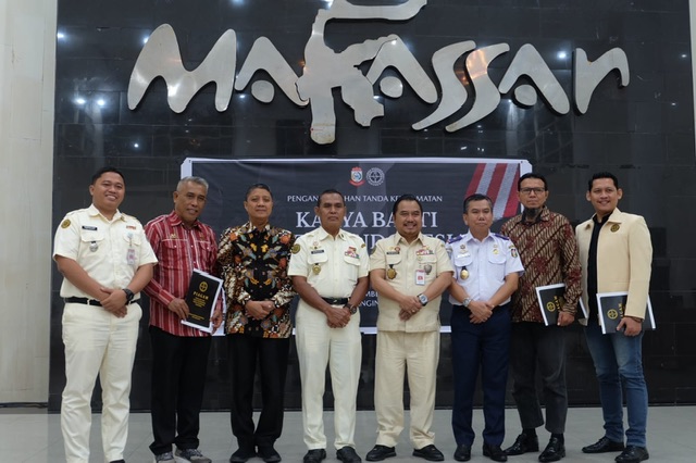 Wali Kota Makassar Terima Tanda Kehormatan Karya Bakti Putera Indonesia dari PPI. (ist)