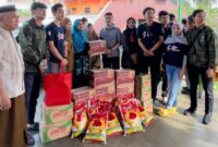 Dispora Kota Makassar Serahkan Sembako untuk Korban Banjir di Kelurahan Manggala. (ist)