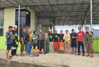 Pengurus BPK berfoto bersama dengan pengurus Masjid Badrissalam Perumahan Bumi Cilellang Mas, Kabupaten Bone, Minggu (29/12). (DIKSIKU/Idhul)