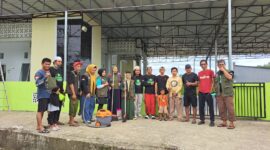 Pengurus BPK berfoto bersama dengan pengurus Masjid Badrissalam Perumahan Bumi Cilellang Mas, Kabupaten Bone, Minggu (29/12). (DIKSIKU/Idhul)