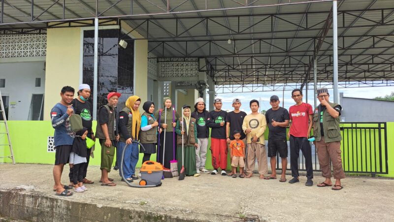 Pengurus BPK berfoto bersama dengan pengurus Masjid Badrissalam Perumahan Bumi Cilellang Mas, Kabupaten Bone, Minggu (29/12). (DIKSIKU/Idhul)