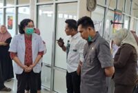 Anggota Komisi 4 DPRD Bone meninjau pelayanan di IGD RSUD Tenriawaru Bone, Selasa (31/12). (DIKSIKU/Idhul)