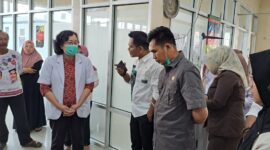 Anggota Komisi 4 DPRD Bone meninjau pelayanan di IGD RSUD Tenriawaru Bone, Selasa (31/12). (DIKSIKU/Idhul)