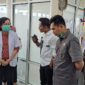 Anggota Komisi 4 DPRD Bone meninjau pelayanan di IGD RSUD Tenriawaru Bone, Selasa (31/12). (DIKSIKU/Idhul)