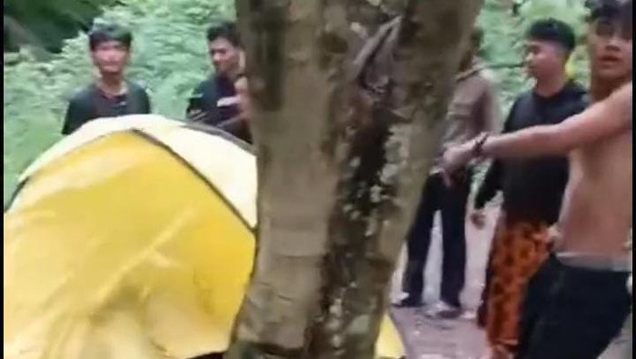 Tangkapan layar video tenda bergoyang yang viral. (int)