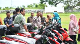 Pj Bupati Sinjai, Andi Jefrianto Asapa, mengecek kendaraan yang akan dibagikan ke sejumlah Puskesmas. (ist)  