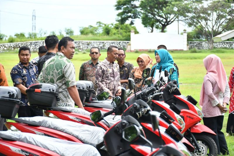 Pj Bupati Sinjai, Andi Jefrianto Asapa, mengecek kendaraan yang akan dibagikan ke sejumlah Puskesmas. (ist)  