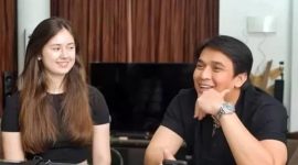 Billy Syahputra dengan model asal Belarusia, Vika Kolesnaya. (int)