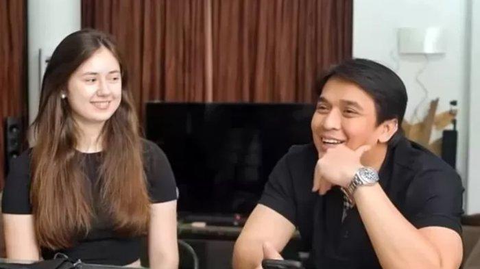 Billy Syahputra dengan model asal Belarusia, Vika Kolesnaya. (int)