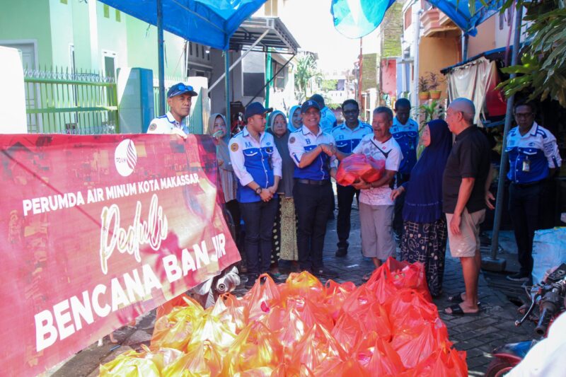 Perumda Air Minum Makassar Berikan Bantuan Sembako di Posko Pengungsian. (ist)