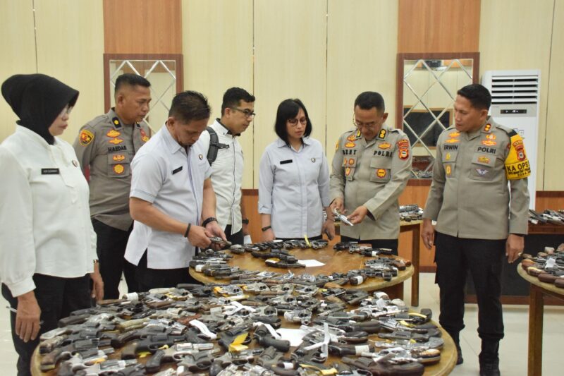 Tim Polda Sulsel Cek Senjata Api Polres Bone, Jumat (10/1). (ist)