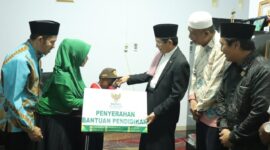 Menag RI Nasaruddin Umar serahkan bantuan pendidikan kepada anak yatim dhuafa di Kantor Baznas Bone, Jumat (10/1). (ist)