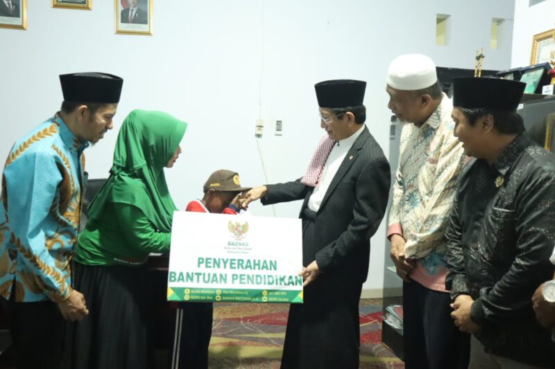 Menag RI Nasaruddin Umar serahkan bantuan pendidikan kepada anak yatim dhuafa di Kantor Baznas Bone, Jumat (10/1). (ist)