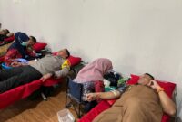 Pj Bupati dan Kapolres Bone melakukan donor darah. (ist)