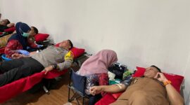 Pj Bupati dan Kapolres Bone melakukan donor darah. (ist)