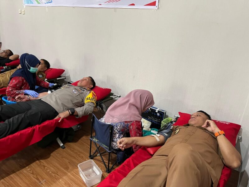 Pj Bupati dan Kapolres Bone melakukan donor darah. (ist)