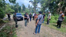 Personil Satreskrim Polres Bone menyelidiki insiden peluru nyasar. (ist)