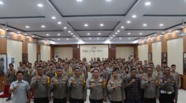 Foto bersama disela-sela kegiatan monitoring dan evaluasi di Mapolres Bone, Kamis (16/1). (ist)