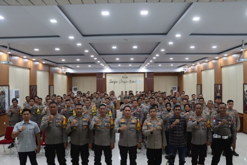 Foto bersama disela-sela kegiatan monitoring dan evaluasi di Mapolres Bone, Kamis (16/1). (ist)