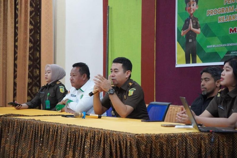 Kasi Intel Kejari Bone Andi Hairil Akhmad saat memberikan materi bahaya narkoba di MAN 1 Bone. (ist)