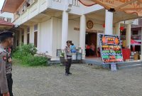 Polres Bone jaga keamanan perayaan Imlek di tempat ibadah konghucu, Rabu (29/1). (ist)