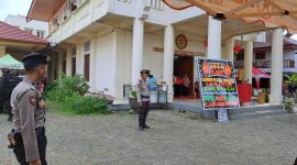 Polres Bone jaga keamanan perayaan Imlek di tempat ibadah konghucu, Rabu (29/1). (ist)