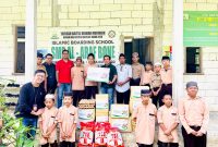 Telkomsel Branch Bone menyalurkan bantuan Pangan untuk Santri SMP Al Araf Islamic Boarding School. Jumat (31/1). (ist)