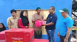 Ketua Tagana Dinas Sosial Kabupaten Sinjai, Saktiawan saat menyerahkan bantuan kepad korban kebakafan, 
