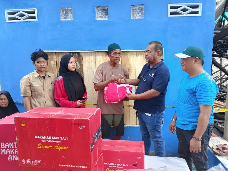 Ketua Tagana Dinas Sosial Kabupaten Sinjai, Saktiawan saat menyerahkan bantuan kepad korban kebakafan, 