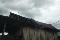 Kondisi rumah warga Ajangale Kabupaten Bone diterjang puting beliung, Sabtu (1/2). (ist)