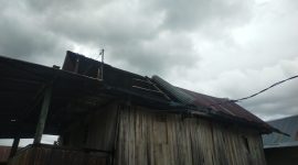 Kondisi rumah warga Ajangale Kabupaten Bone diterjang puting beliung, Sabtu (1/2). (ist)