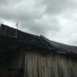 Kondisi rumah warga Ajangale Kabupaten Bone diterjang puting beliung, Sabtu (1/2). (ist)