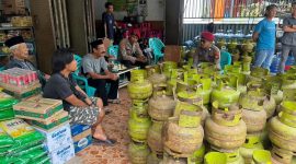 Personil Polres Bone menyambangi pangkalan LPG 3 Kg. (ist)