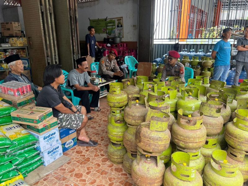 Personil Polres Bone menyambangi pangkalan LPG 3 Kg. (ist)