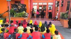 Murid SDN 012 Bontang Selatan mendapat materi mitigasi bencana dari BPBD Bontang. (ist)